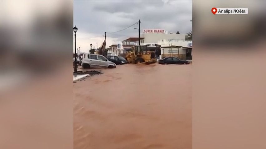 Video: Krétu postihly záplavy. Voda ničila vše, co stálo v cestě